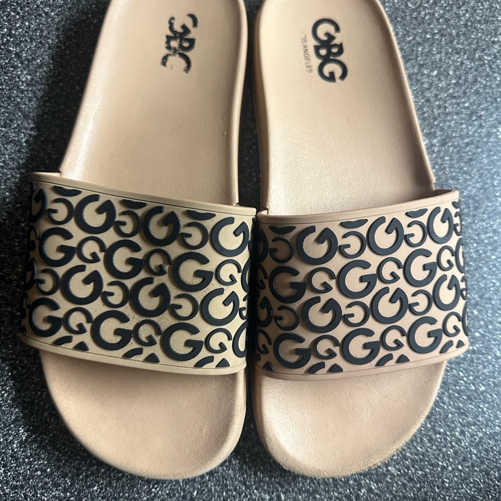 GBG Los Angeles Women's Black and Tan Slide Sandals